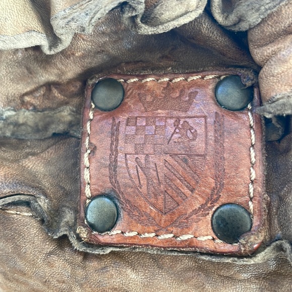 Axel’s - Mochila Leather Ruffle Drawstring Bag in Olive - Picture 2 of 9